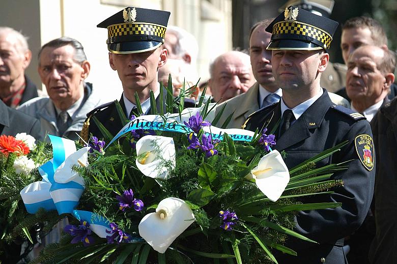 Wieniec od Prezydenta Miasta Krakowa nieśli strażnicy miejscy w galowych mundurach.