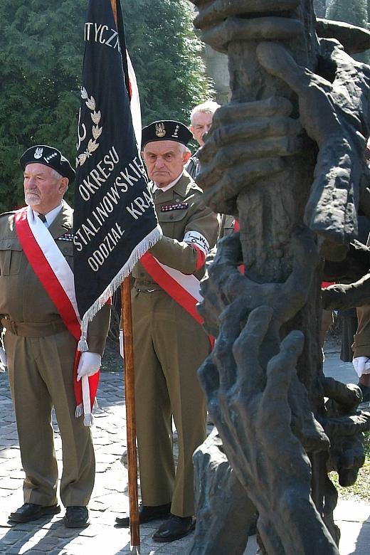 W tle Krzyża, jeden z licznych pocztów organizacji kombatanckich.