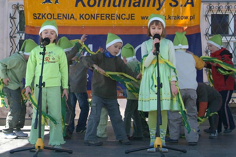 Na scenie, obok starego kazimierskiego ratusza, młodzi artyści przypominali mieszkańcom Krakowa, że warto żyć w zgodzie z naturą