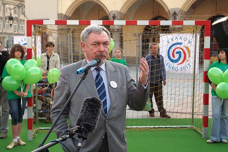 Krakowski Rynek Główny zmienił się w piłkarskie boisko. W ten niekonwencjonalny sposób Kraków rozpoczął starania o udział w EURO