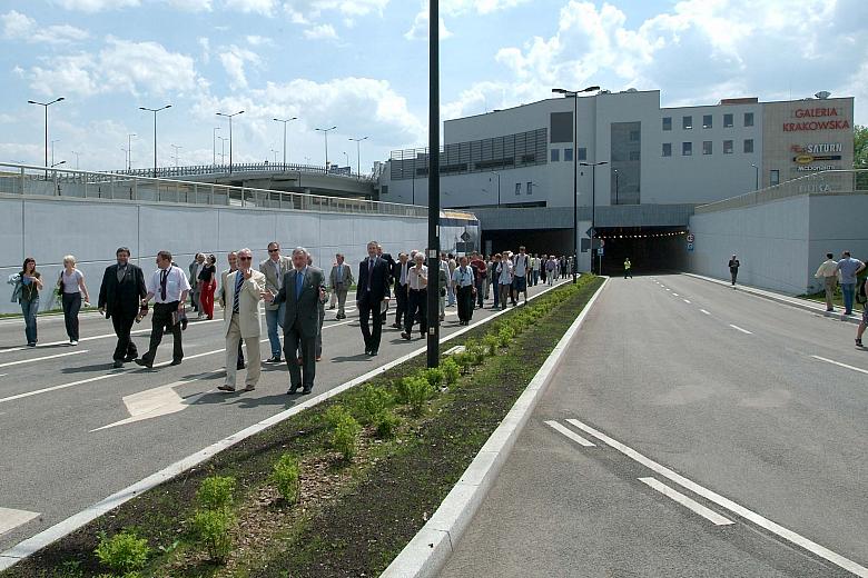 Zakończono w ten sposób kolejny etap porządkowania układu komunikacyjnego okolic Dworca Głównego. 