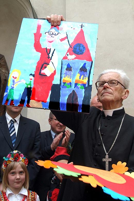 Jubilat odbierał nie tylko gratulacje lecz także prezenty, wśród których nie zabrakło dzieł plastycznych.