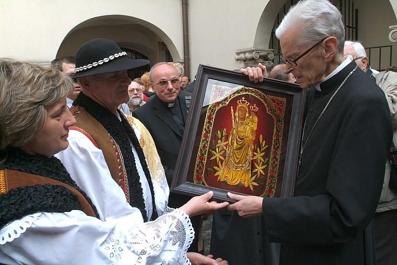 Na uroczystość przybyli też - tak zawsze bliscy Jubilatowi - Górale.