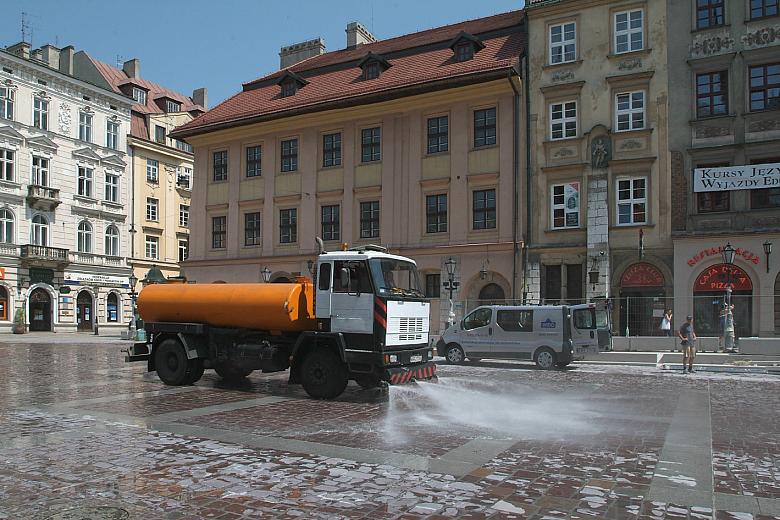 ...a cały plac przykryty nową nawierzchnią jest gotów do przejęcia funkcji godnej jednego z dwóch średniowiecznych krakowskich R