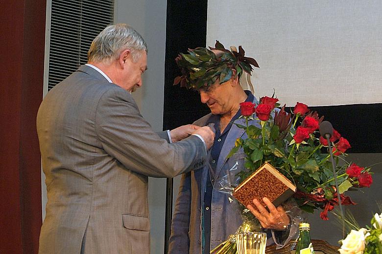 ...oraz wręczył mu krakowskie odznaczenie Honoris gratia.