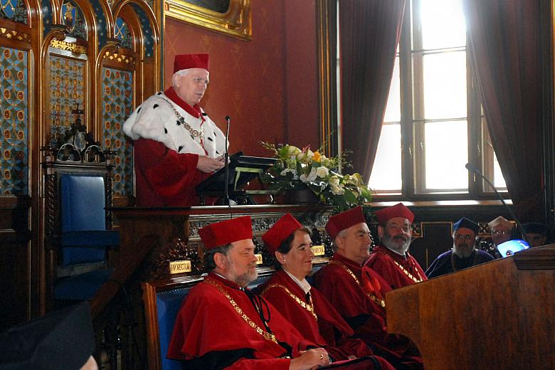 Senat Uniwersytetu Jagiellońskiego przyznał Miastu Krakowowi medal "Merentibus"

