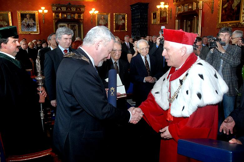 Medal wręczył Prezydentowi rektor Uniwersytetu Jagiellońskiego prof. dr hab. Karol Musioł.