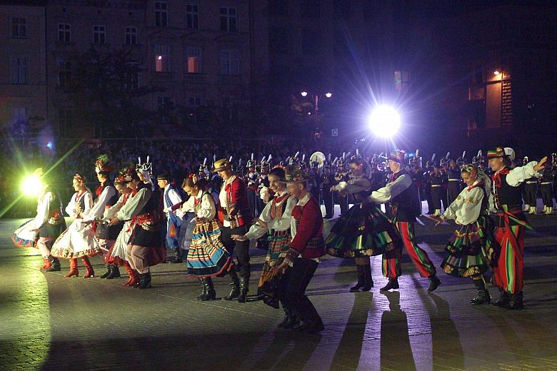 Widzowie podziwiali tańce ludowe...