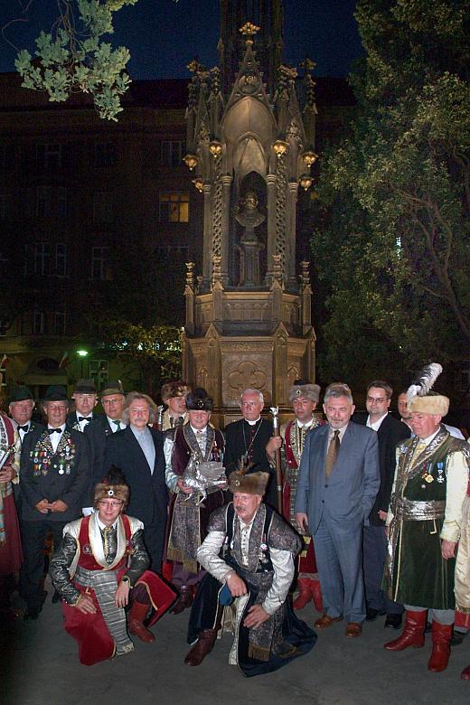 Symbolicznego odsłonięcia pomnika dokonał Prezydent Jacek Majchrowski. W uroczystości uczestniczyli także przestawiciele krakows