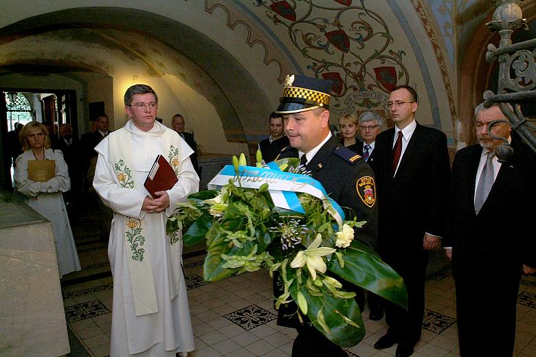 Po modlitwie w kaplicy Prezydent i Przewodniczący Rady udali się do Krypty Zasłużonych... 