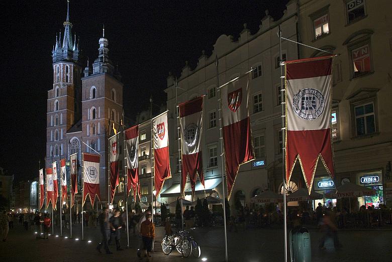 Zwłaszcza nocą chorągwie przemawiają do wyobraźni widzów.