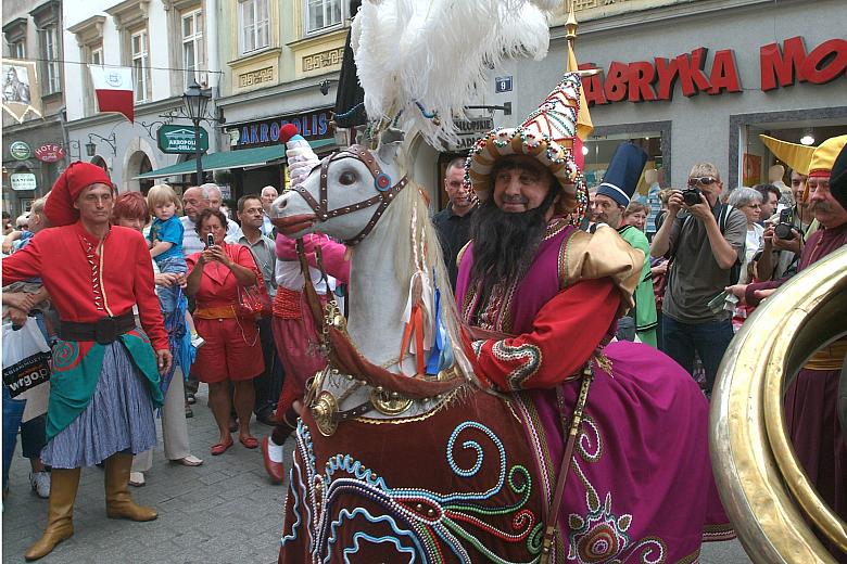 Lajkonik - "w cywilu" inspektor Glonek - dotarł już na ulicę Grodzką, przebył więc długą drogę od klasztoru Panien Zwi