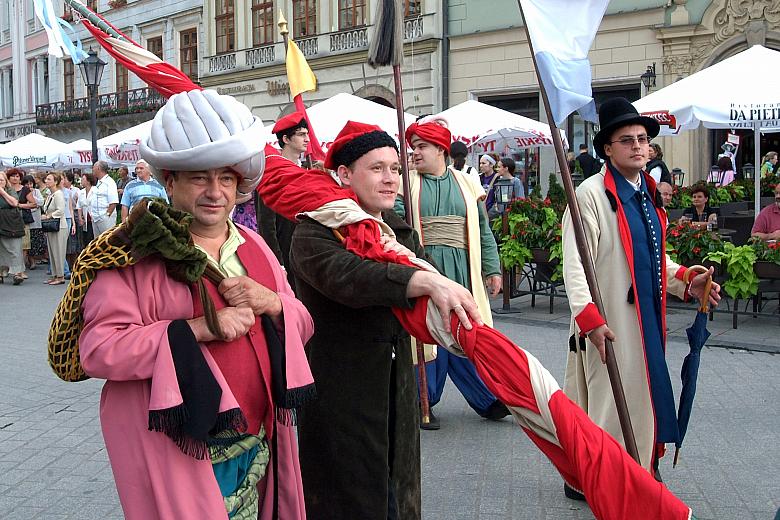 Stój Lajkonika zaprojektował Stanisław Wyspiański, stroje jego drużyny Krystyna Zachwatowicz.