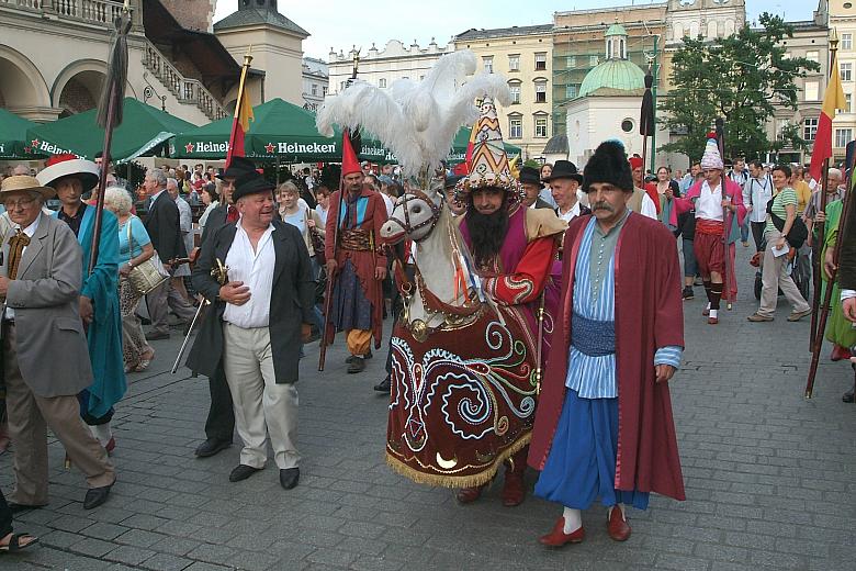 Za chwilę najbardziej emocjonujący moment uroczystości - spotkanie Tatarzyna z Ojcem Miasta.