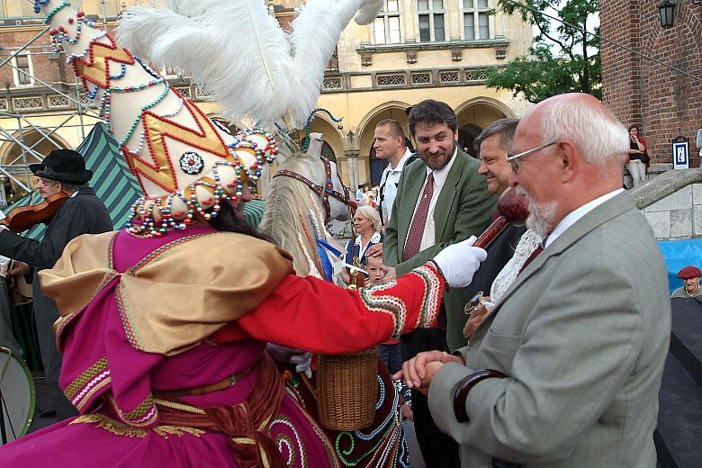 Lajkonik obdziela ciosami pałki nie tylko dyrekcję Muzeum Historycznego Miasta Krakowa. Także dyrektor Miejskiego Przedsiębiorst