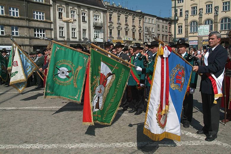 Na Plac Szczepański przybyły liczne strzeleckie poczty sztandarowe.