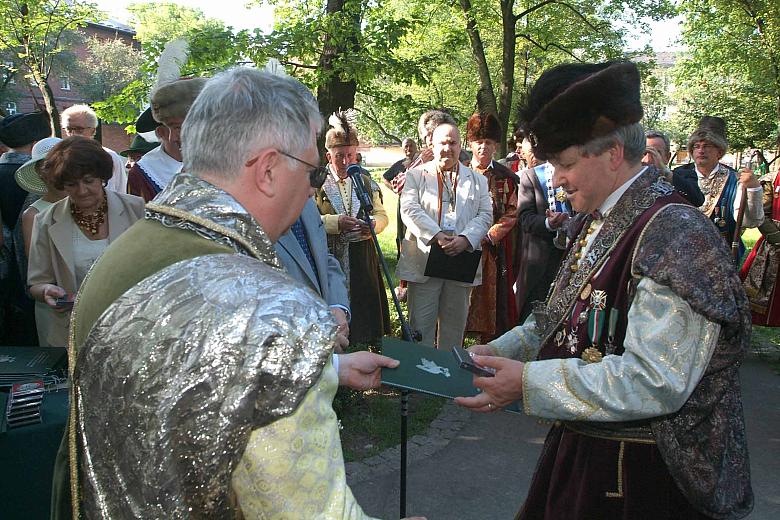 Uczestnicy uroczystości zostali obdarowani dyplomami...