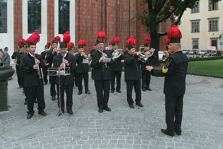 Górnicza orkiestra powitała na Placu Wszystkich Świętych niezwykły pojazd szynowy...