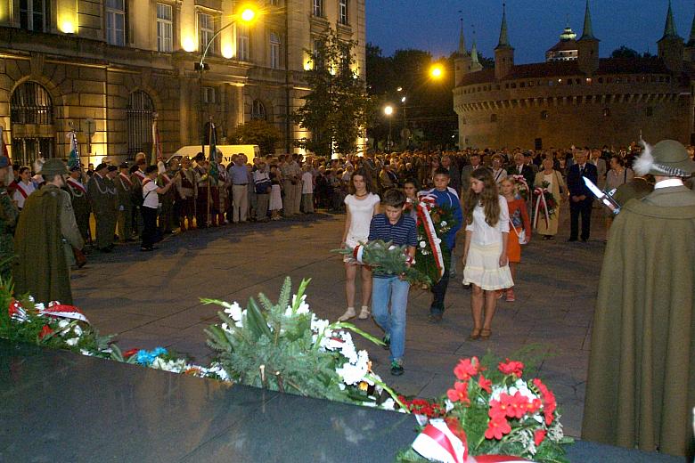 Nadszedł najbardziej wzruszący moment uroczystości. Kwiaty przed Grobem Nieznanego Żołnierza składa polska młodzież ze Wschodu.