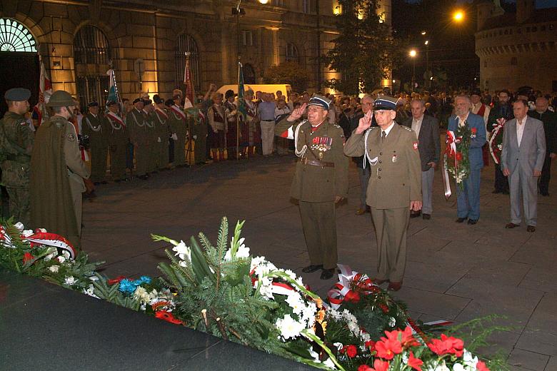 Kwiaty złożyli także weterani....