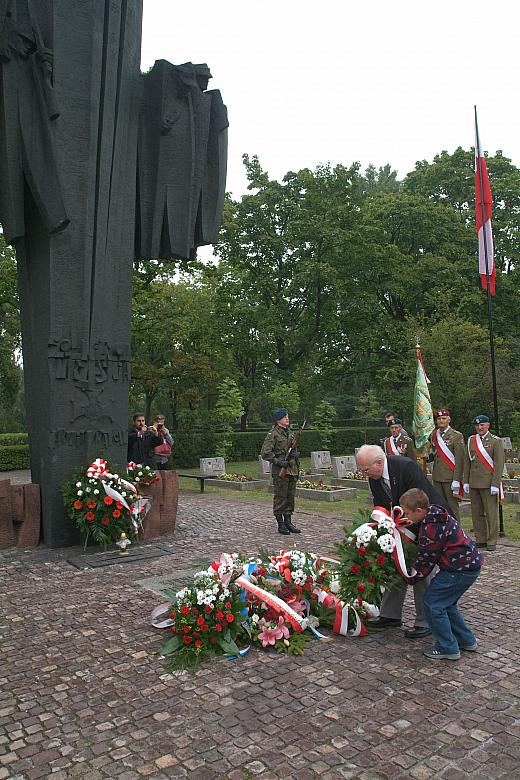 Dwa pokolenia przy składaniu kwiatów. 