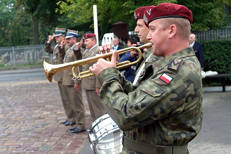 Sygnał Wojska Polskiego niosł się nad grobami poległych...