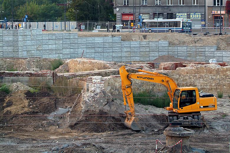 Roboty na Rondzie Mogilskim jeszcze trwają. Dowodem koparka obok resztek austriackiego fortu.