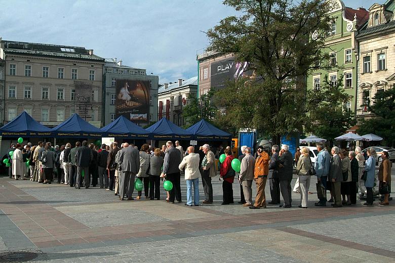 W długiej kolejce cierpliwie oczekiwali krakowianie na oznaczenia poziomu glukozy i cholesterolu we krwi, pomiary ciśnienia tętn