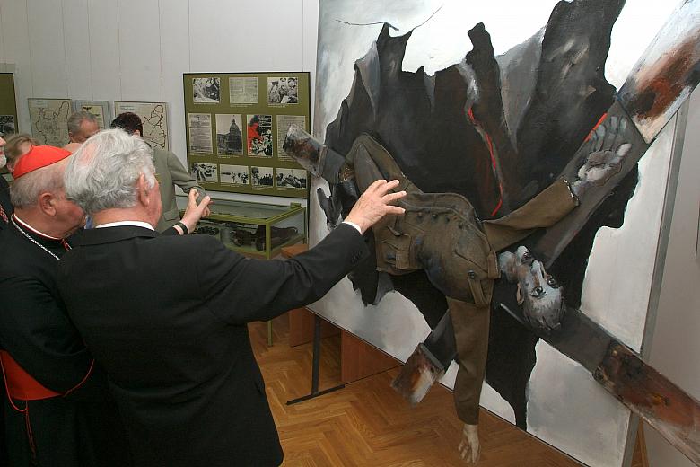 Po ekspozycji oprowadzał Kazimierz Kemmer, członek Rady Muzeum Armii Krajowej.