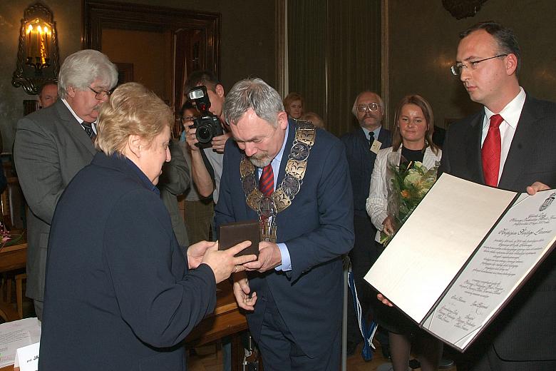 W imieniu Hospicjum św. Łazarza brązowy Medal Cracoviae Merenti odebrała Prezes Jolanta Stokłosa.