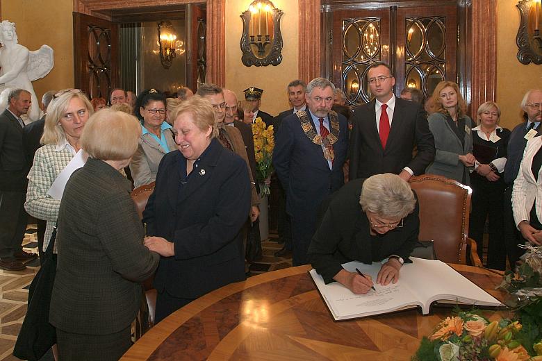 Laureatki złożyły swoje podpisy w Brązowej Księdze Medalu Cracoviae Merenti ...