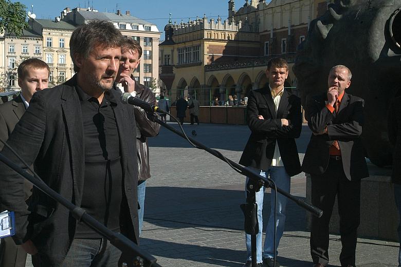 To kolejny pomysł, który ma pomóc łączyć zwaśnionych kibiców obu klubów. - Obraliśmy właściwą drogę, tylko nie wiadomo, jak ona 