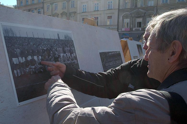 Bardziej doświadczeni, legitymujący się długim stażem, kibice ze wzruszeniem oglądali fotografie przedstawiające mecze sprzed ki