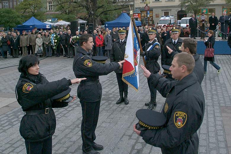 Następnie ślubowanie złożyło 64 nowych strażników miejskich...