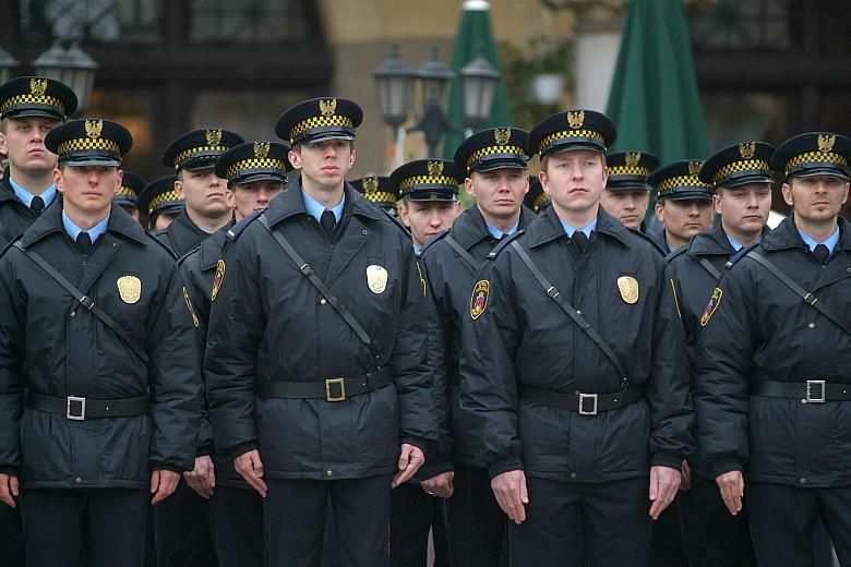 ...którzy rozpoczęli tak odpowiedzialną i bardzo potrzebną służbę.