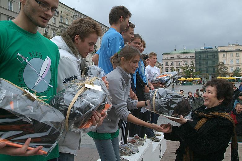 Zastępca Prezydenta Miasta Elżbieta Lęcznarowicz wręczyła nagrody uczestnikom biegu.