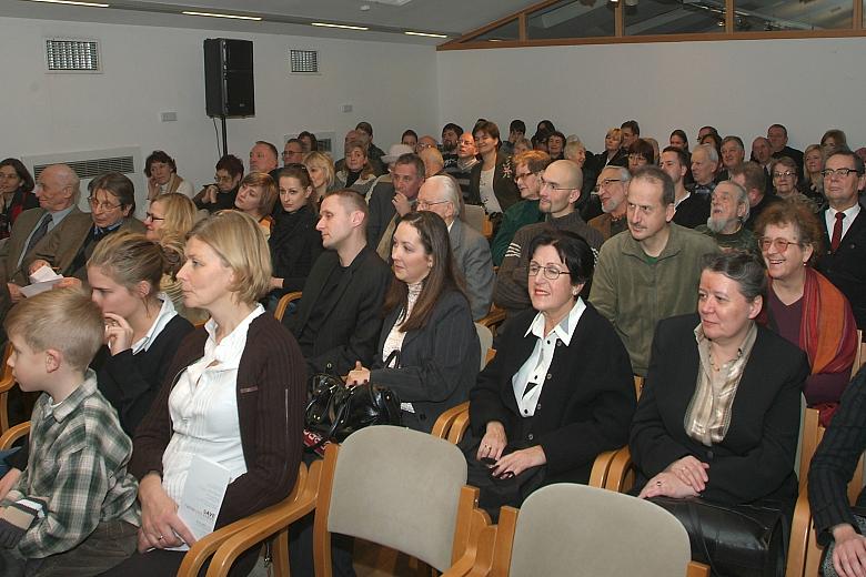 W sali Międzynarodowego Centrum Kultury zgromadzili się liczni goście. Prawie w całości zjawił się Zarząd Towarzystwa Miłośników