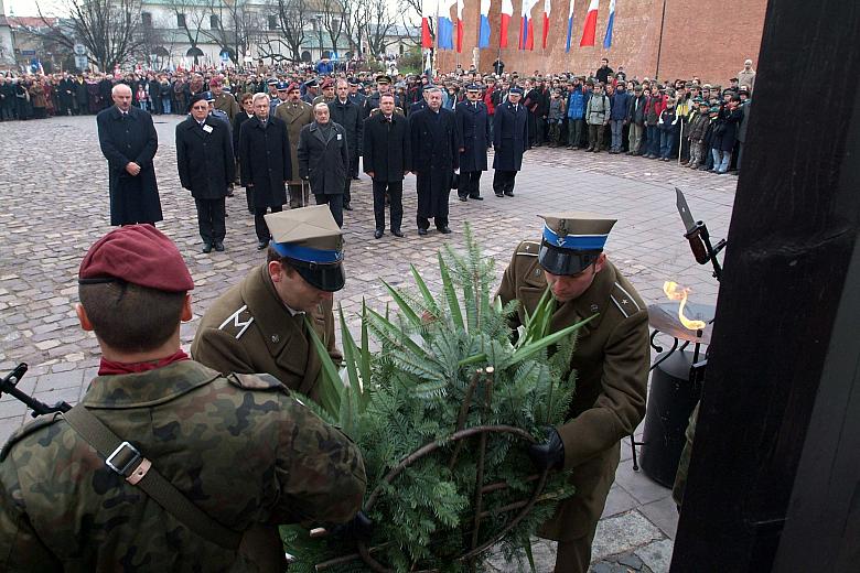 ... pod Krzyżem Katyńskim złożono wspólny wieniec od społeczności Krakowa i Małopolski. 