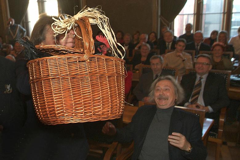 Krakowskie Bractwo Kurkowe otrzymało w ramach promocji autentyczną żywą, czarną kurę wyhodowaną w sławnej podkrakowskiej wsi Mic