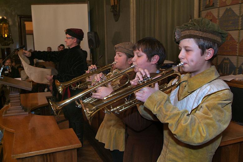 Jak każe tradycja, stosowny dokument odczytał herold, któremu towarzyszyły fanfary. Heroldem był Grzegorz Juras ze Staromiejskie