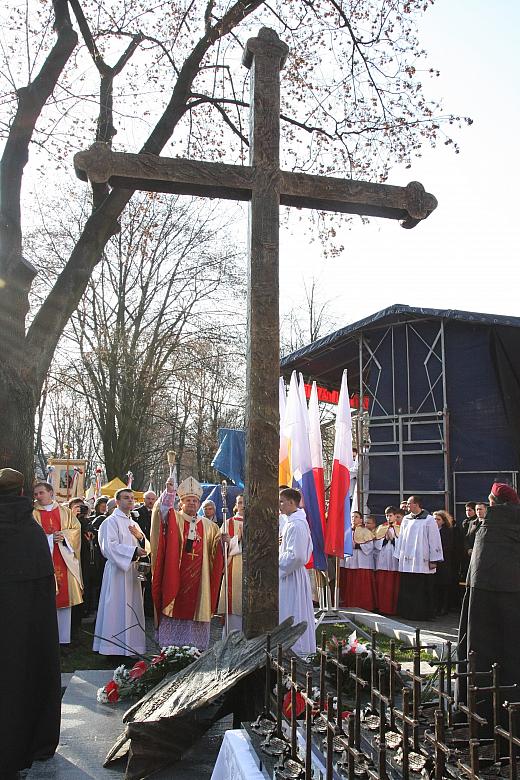 Krzyż Nowohucki to dziś jeden z symboli Krakowa, to obiekt godny szczególnego szacunku, którego obrona w 1960 roku weszła na trw