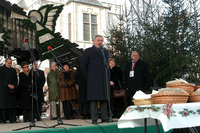 Zanim przystąpiono do tradycyjnego łamania się opłatkiem, Prezydent Jacek Majchrowski złożył życzenia krakowianom zgromadzonym n