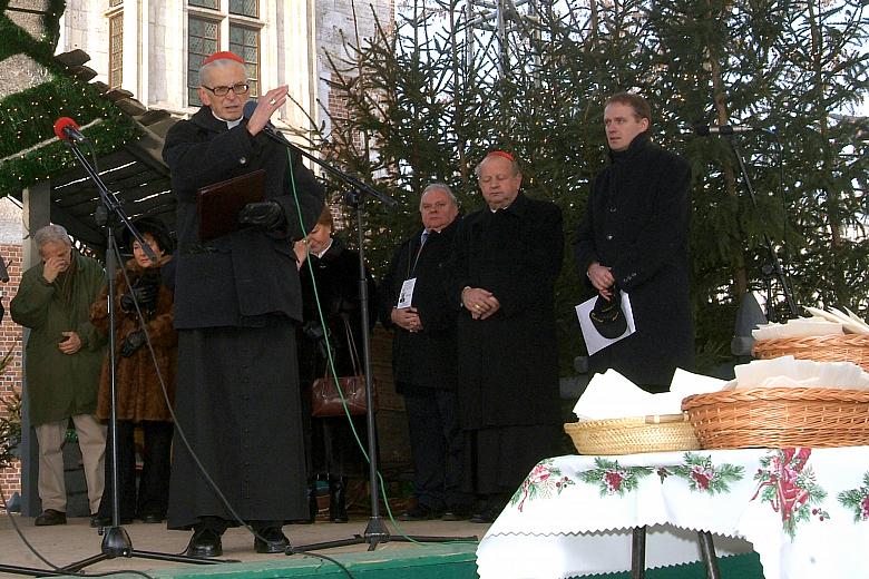 Kardynał Franciszek Macharski pobłogosławił opłatki...