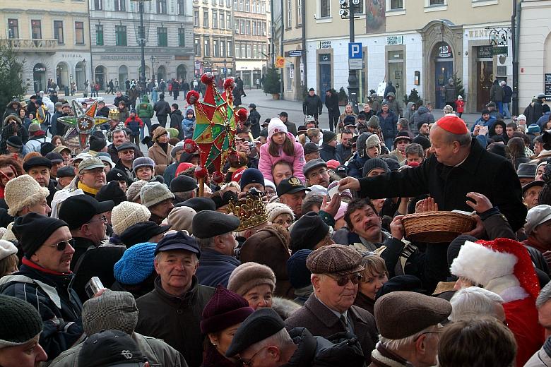 ...i wielu krakowian chciało przełamać się opłatkiem z Eminencją.