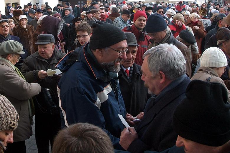 ...którzy tłumnie oblegali "Ojca Miasta".