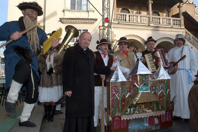 Ksiądz kardynał Stanisław Dziwisz spotkał się z uczestnikami korowodu kolędników...