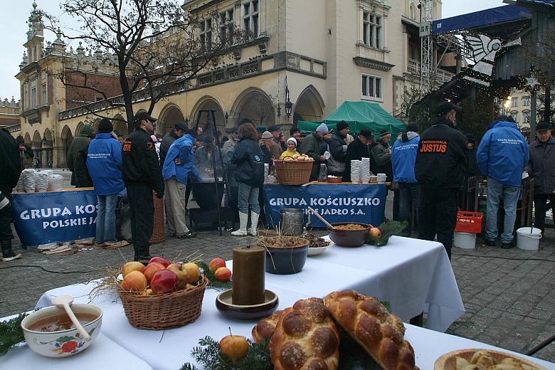 Wokół symbolicznego stołu wigilijnego zgromadziły się tysiące ludzi, w większości  ubogich i opuszczonych. 
