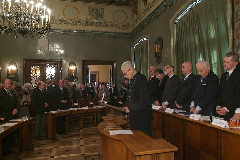 Ksiądz kardynał Franciszek Macharski, odmówił modlitwę...