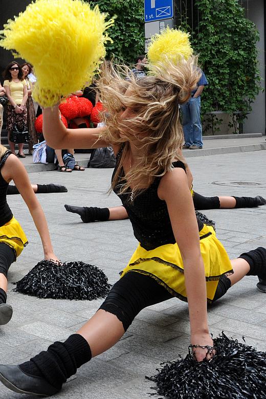 ...oraz cheerleaderki w różnych...