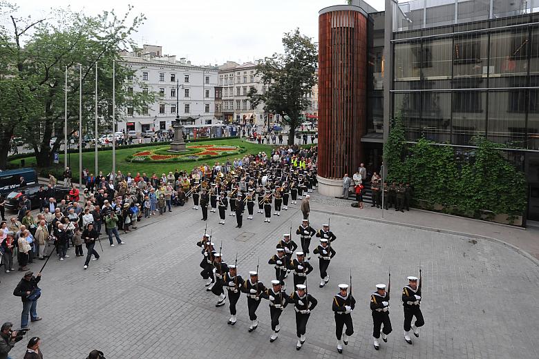 Widzów zachwycił pokaz musztry paradnej przygotowany przez por. Bartosza Kucharskiego. 